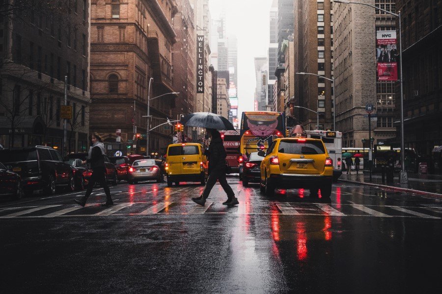 Foto de cidade com chuva